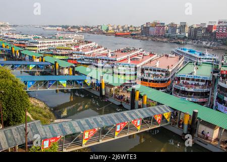 Bella stazione di lancio sulla riva del fiume conosciuta come Sadoghat più grande stazione di lancio da Dhaka, Bangladesh, Sud Asia il 1 maggio 2022. Foto Stock