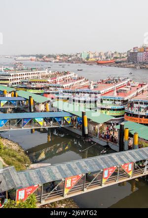 Bella stazione di lancio sulla riva del fiume conosciuta come Sadoghat più grande stazione di lancio da Dhaka, Bangladesh, Sud Asia il 1 maggio 2022. Foto Stock