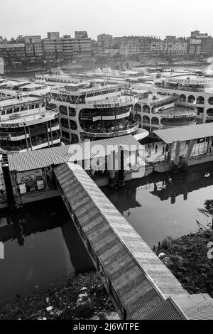 Bella stazione di lancio sulla riva del fiume conosciuta come Sadoghat più grande stazione di lancio da Dhaka, Bangladesh, Sud Asia il 1 maggio 2022. Foto Stock