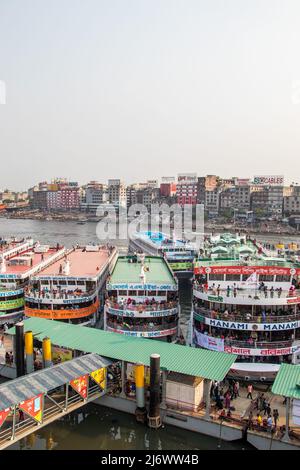 Bella stazione di lancio sulla riva del fiume conosciuta come Sadoghat più grande stazione di lancio da Dhaka, Bangladesh, Sud Asia il 1 maggio 2022. Foto Stock