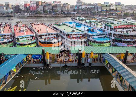 Bella stazione di lancio sulla riva del fiume conosciuta come Sadoghat più grande stazione di lancio da Dhaka, Bangladesh, Sud Asia il 1 maggio 2022. Foto Stock