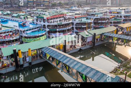 Bella stazione di lancio sulla riva del fiume conosciuta come Sadoghat più grande stazione di lancio da Dhaka, Bangladesh, Sud Asia il 1 maggio 2022. Foto Stock