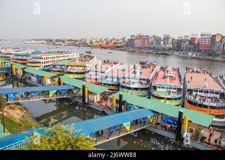 Bella stazione di lancio sulla riva del fiume conosciuta come Sadoghat più grande stazione di lancio da Dhaka, Bangladesh, Sud Asia il 1 maggio 2022. Foto Stock