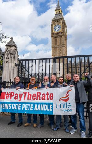 Londra UK, 4 maggio 2022. I membri dell'Unione Unite protestano all'esterno chiedendo il ripristino immediato del rappresentante dell'Unite Peter Randle che è stato supplato dal suo ruolo durante una disputa del driver del camion del bin dal consiglio comunale di Coventry. Pete Randle è stato uno dei 75 rifiuti lavoratori a Coventry City che sono stati in uno sciopero all-out dal 31st gennaio per una disputa salariale. Credit amer Ghazzal/Alamy Live News Foto Stock