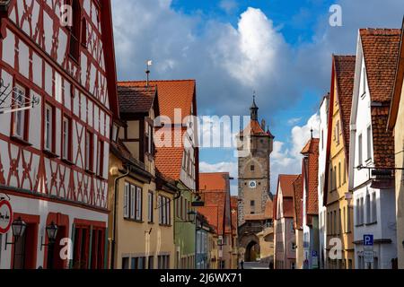 Bella architettura della romantica Rothenburg ob der Tauber con case mediali colorate in Baviera Germania . Foto Stock