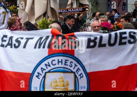 Madrid, Spagna, 04/05/2022, Manchester City e i tifosi del Real Madrid sono visti nella piazza Plaza Mayor davanti alla semifinale della UEFA Champions League, seconda partita che si svolgerà nello stadio Santiago Bernabeu. Foto Stock