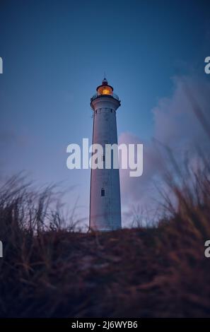 Faro nelle prime ore del mattino in estate. Foto di alta qualità Foto Stock