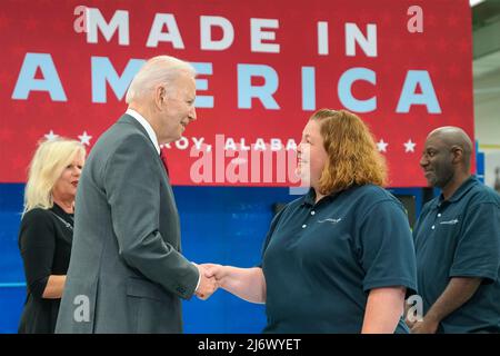 Troy, Stati Uniti d'America. 03 maggio 2022. Il presidente degli Stati Uniti Joe Biden saluta un operaio di montaggio, durante un tour della fabbrica che monta i missili anti-serbatoio Javelin alla Lockheed Martin Pike County Operations Facility, 3 maggio 2022 a Troy, Alabama. Credit: Adam Schultz/White House Photo/Alamy Live News Foto Stock