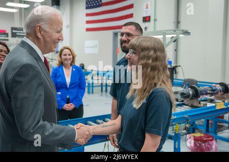 Troy, Stati Uniti d'America. 03 maggio 2022. Il presidente degli Stati Uniti Joe Biden saluta un operaio di montaggio, durante un tour della fabbrica che monta i missili anti-serbatoio Javelin alla Lockheed Martin Pike County Operations Facility, 3 maggio 2022 a Troy, Alabama. Credit: Adam Schultz/White House Photo/Alamy Live News Foto Stock