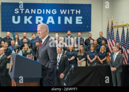 Troy, Stati Uniti d'America. 03 maggio 2022. Il presidente degli Stati Uniti Joe Biden consegna un discorso durante una visita al Lockheed Martin Plant building Javelin anti-Tank missili presso il Lockheed Martin Pike County Operations Facility, 3 maggio 2022, a Troy, Alabama. Credit: Adam Schultz/White House Photo/Alamy Live News Foto Stock