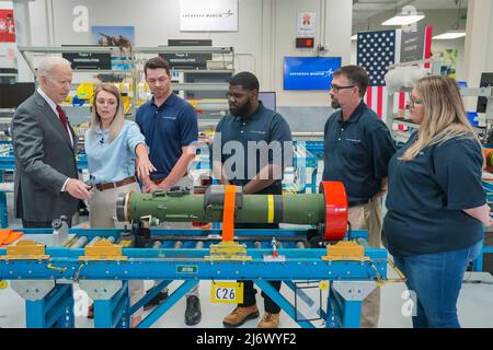 Troy, Stati Uniti d'America. 03 maggio 2022. Il presidente degli Stati Uniti Joe Biden fa una domanda da parte dei lavoratori che costruisce un lanciamissili anti-serbatoio Javelin durante un tour della Lockheed Martin Pike County Operations Facility, 3 maggio 2022, a Troy, Alabama. Credit: Adam Schultz/White House Photo/Alamy Live News Foto Stock