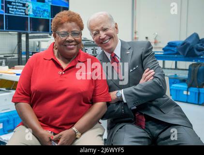 Troy, Stati Uniti d'America. 03 maggio 2022. Il presidente degli Stati Uniti Joe Biden siede accanto all'operaio dell'assemblea Linda Griffin, presso i missili anti-serbatoio di Lockheed Martin, edificio Javelin, durante un tour della struttura, il 3 maggio 2022, a Troy, Alabama. Credit: Adam Schultz/White House Photo/Alamy Live News Foto Stock