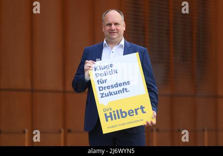 04 maggio 2022, Sassonia, Dresda: Dirk Hilbert (FDP), sindaco della città di Dresda, ha il suo manifesto elettorale dopo la presentazione del programma per la candidatura mayoral 2022 a Kraftwerk Mitte. Foto: Robert Michael/dpa Foto Stock