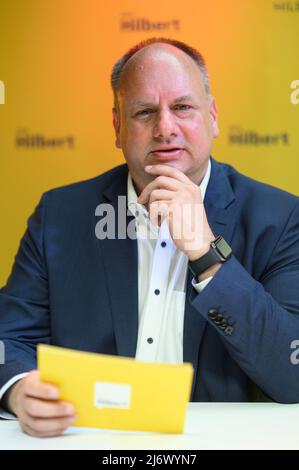 04 maggio 2022, Sassonia, Dresda: Dirk Hilbert (FDP), Signore Sindaco della città di Dresda, siede sul podio per un ritratto dopo la presentazione del programma per la candidatura OB 2022 alla Kulturwirtschaft di Kraftwerk Mitte. Foto: Robert Michael/dpa Foto Stock