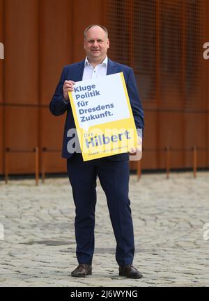 04 maggio 2022, Sassonia, Dresda: Dirk Hilbert (FDP), sindaco della città di Dresda, ha il suo manifesto elettorale dopo la presentazione del programma per la candidatura mayoral 2022 a Kraftwerk Mitte. Foto: Robert Michael/dpa Foto Stock