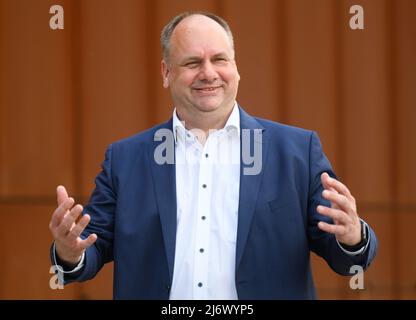 04 maggio 2022, Sassonia, Dresda: Dirk Hilbert (FDP), sindaco della città di Dresda, gesti durante una sessione fotografica dopo la presentazione del programma per la candidatura OB 2022 a Kraftwerk Mitte. Foto: Robert Michael/dpa Foto Stock