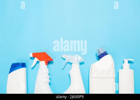 detergente su sfondo blu sul lato. Prodotti per la pulizia professionale, pulizia generale. Prodotti chimici per la casa vista dall'alto Foto Stock