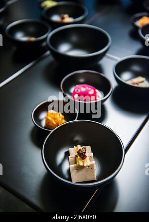 Antipasti di cibo coreano pronti per essere serviti Foto Stock