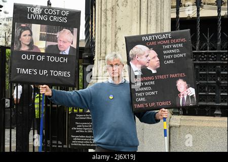 Londra, Regno Unito. I membri della SODEM hanno protestato contro il governo conservatore di Westminster, riferendo la disastrosa intervista di Boris Johnson a Susanna Reid nella fase di svolgimento delle elezioni locali. Credit: michael melia/Alamy Live News Foto Stock