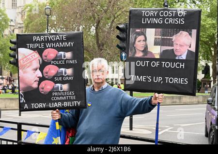 Londra, Regno Unito. I membri della SODEM hanno protestato contro il governo conservatore di Westminster, riferendo la disastrosa intervista di Boris Johnson a Susanna Reid nella fase di svolgimento delle elezioni locali. Credit: michael melia/Alamy Live News Foto Stock