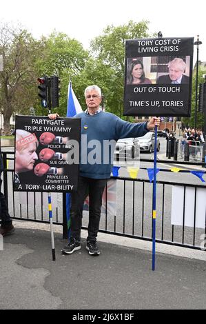 Londra, Regno Unito. I membri della SODEM hanno protestato contro il governo conservatore di Westminster, riferendo la disastrosa intervista di Boris Johnson a Susanna Reid nella fase di svolgimento delle elezioni locali. Credit: michael melia/Alamy Live News Foto Stock