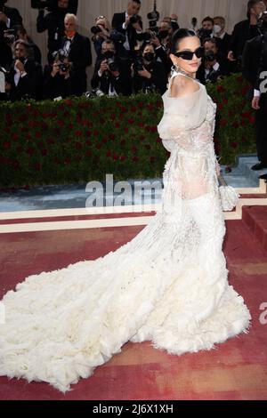 Rosalía partecipa al Met Gala 2022 che celebra "in America: An Antology of Fashion" al Metropolitan Museum of Art il 02 maggio 2022 a New York City, USA. Photo by DNphotography/ABACAPRESS.COM Foto Stock