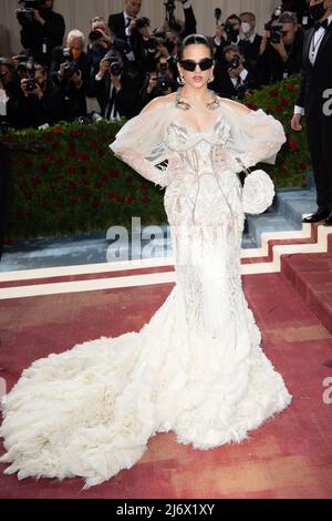 Rosalía partecipa al Met Gala 2022 che celebra "in America: An Antology of Fashion" al Metropolitan Museum of Art il 02 maggio 2022 a New York City, USA. Photo by DNphotography/ABACAPRESS.COM Foto Stock