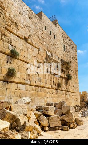 Gerusalemme, Israele - 13 ottobre 2017: Angolo sud-orientale delle Mura del Monte del Tempio con l'Arco di Robinson e il Davidson Center scavi archeologici par Foto Stock