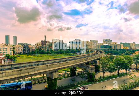 Vista paesaggio di sotto costruzione linea metropolitana con paesaggio urbano. Viene utilizzata la messa a fuoco selettiva. Foto Stock