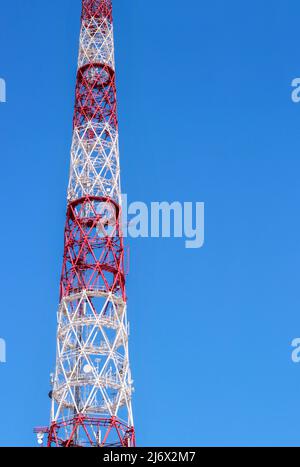 Torre di trasmissione contro il cielo blu Foto Stock