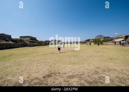 Panorama delle rovine dell'antica città della civiltà Mesoamericana Zapotec di Monte Alban - Oaxaca, Messico Foto Stock