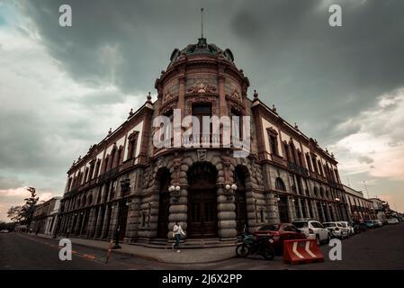 Teatro Macedonio Alcala in una giornata nuvolosa, Oaxaca, Messico Foto Stock