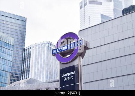 4 maggio 2022, Londra, Inghilterra, Regno Unito: Indicazioni per Liverpool Street Station. Elizabeth Line, il nuovo servizio ferroviario Crossrail di Londra e la linea della metropolitana, sarà aperto il 24th maggio dopo numerosi ritardi. La costruzione della linea è iniziata nel 2009 ed è stata originariamente prevista per l'apertura nel 2018. (Credit Image: © Vuk Valcic/ZUMA Press Wire) Foto Stock