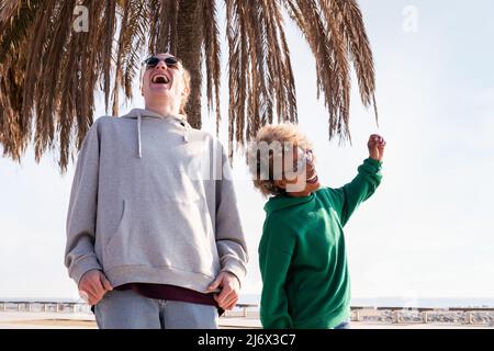 coppia ballando e ridendo felice mentre passeggi Foto Stock