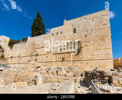 Gerusalemme, Israele - 13 ottobre 2017: Angolo sud-orientale delle Mura del Monte del Tempio con l'Arco di Robinson e il Davidson Center scavi archeologici par Foto Stock