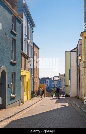 Tenby Harbour Street, vista della proprietà d'epoca colorata in Crackwell Street nella storica area portuale di Tenby, Pembrokeshire, Galles, Regno Unito Foto Stock