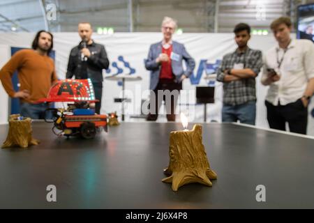 (220504) -- HELSINKI, 4 maggio 2022 (Xinhua) -- i concorrenti mostrano i loro robot durante un concorso per studenti universitari al Technology Fair 2022 di Helsinki, Finlandia, il 4 maggio 2022. L'evento si svolge dal 3 al 5 maggio presso il centro fieristico di Helsinki. Il tema dell'evento di quest'anno è "soluzioni per un futuro sostenibile". (Foto di Matti Matikainen/Xinhua) Foto Stock