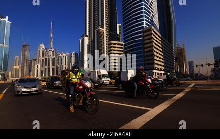 Dubai, Verkehr, Wolkenkratzer, , moderne Architektur, Atemberaubende Aussicht auf die Skyline mit Hochhäuser, Auto, Transport in den Straßen a Dubai Foto Stock