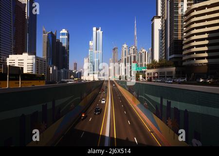 Dubai, Verkehr, Wolkenkratzer, , moderne Architektur, Atemberaubende Aussicht auf die Skyline mit Hochhäuser, Auto, Transport in den Straßen a Dubai Foto Stock