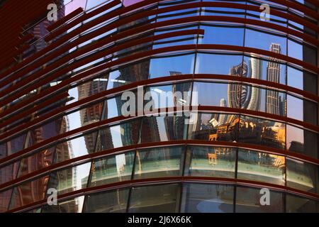 Luxushotel Dubai, außergewöhnliche Architektur, Spiegelung in den Glasfenster der Dubai Oper das glitzernde Luxushotel The Address in Dubai Foto Stock