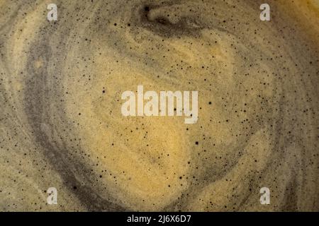 Sfondo texture del caffè. Espresso forte, caffè estremamente scuro, schiuma marrone, primo piano Foto Stock