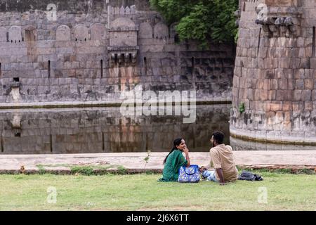 Vellore, Tamil Nadu, India - Settembre 2018: Una giovane coppia indiana seduta sul parco fuori dell'antico forte di Vellore. Foto Stock