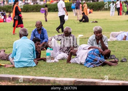 Vellore, Tamil Nadu, India - Settembre 2018: Un gruppo di anziani indiani che riposano e si rilassano in un parco nella città di Vellore. Foto Stock