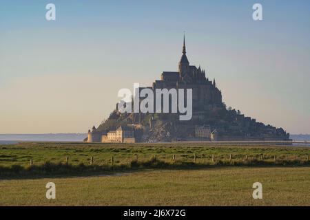 Mont Saint Michel al tramonto con prati in primo piano Foto Stock