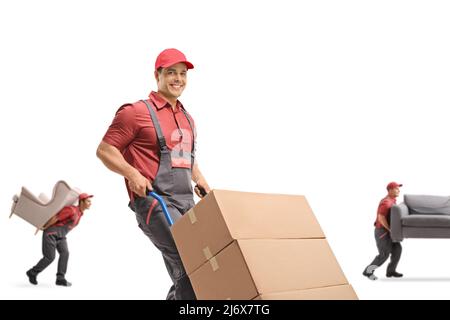 Mover che spinge un camion-mano e altri lavoratori che trasportano mobili isolati su sfondo bianco Foto Stock