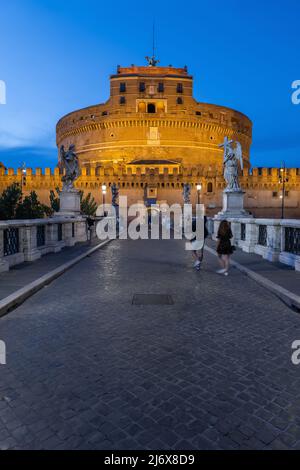 Città di Roma di notte in Italia, vista dal Ponte Sant'Angelo al Castel Sant'Angelo, antico Mausoleo di Adriano. Foto Stock