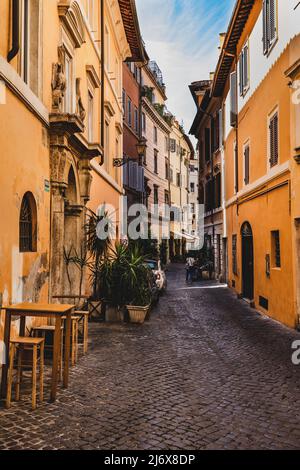 Edifici tradizionali in una strada acciottolata nel centro di Roma in Italia. Foto Stock