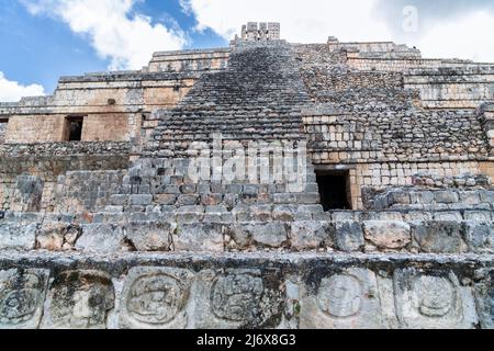 Una scala centrale, dettaglio della piramide di Edzna, antiche rovine maya, Campeche, Yukatan, Messico Foto Stock