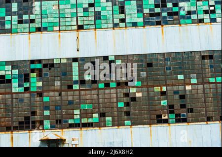 Window Pain Patterns sul shuttered e recentemente rasato, McLouth Steel Plant a Trenton, Michigan, USA. Foto Stock