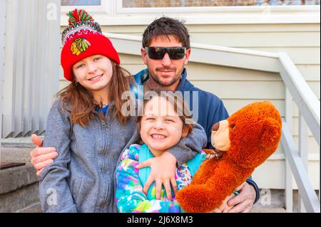 Happy single genitore classe di lavoro famiglia in posa per la fotocamera a Ludington, Michigan, USA. Foto Stock